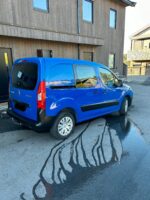 Profil latéral du véhicule utilitaire avec portière coulissante