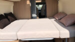 Couchage arrière 145x196 prêt et rangements supérieurs
