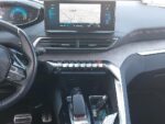 Siège conducteur en tissu gris avec réglages et volant visible
