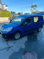 Siège conducteur et sellerie propre avec commandes visibles
