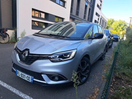 Vue avant latérale du véhicule, plan rapproché sur la carrosserie