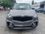 Vue avant gauche de la petite voiture gris toit noir garée en extérieur