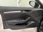 Gros plan sur l'écusson S-Line sur la carrosserie