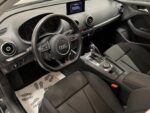 Prise rapprochée du logo Audi sur la calandre