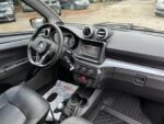 Console centrale avec leviers et rangements pratiques