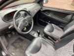 Vue latérale de la voiture garée, portes fermées
