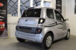 Gros plan sur les jantes et pneus de la Microcar M.Go
