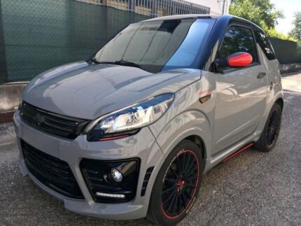 Vue avant trois-quarts de la voiture garée montrant la carrosserie