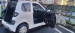 Voiture stationnée de profil sur la rue, éclairage naturel