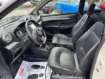 Vue de profil avec porte conducteur ouverte