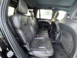 Vue latérale du SUV garé montrant la ligne de caisse R-Design