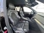 Sièges avant en cuir avec réglages électriques et appuie-tête