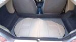 Profil latéral de la microcar blanche garée