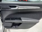 Détail du volant et des commandes audio intégrées
