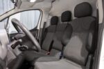 Vue rapprochée du levier de vitesses et du combiné