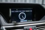 Gros plan du badge arrière et du logo constructeur
