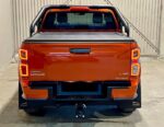 Plan large du pick-up stationné sur piste avec éclairage LED allumé