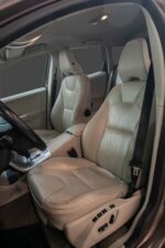 Gros plan sur badge AWD et monogramme Volvo