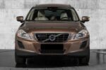Vue avant droite du XC60 montrant la calandre et les phares