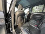 Volvo XC90 garé en extérieur avec fond urbain flou