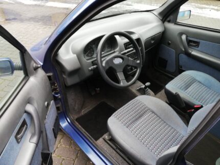 Photo du tableau de bord et de la console centrale avec volant