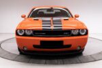 Vue avant droite de la Challenger SRT8 avec capot et phares visibles