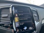Vue de profil montrant l'espace entre les roues et la carrosserie