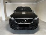 Vue avant droite du Volvo XC90 T8 R-Design avec jantes sport