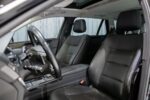 Vue large du véhicule garé en extérieur
