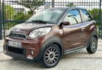 Vue avant droite de la microcar M8 montrant les jantes aluminium et l'éclairage LED