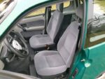 Photo du véhicule garé en extérieur, profil complet visible