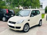 Vue avant droite du véhicule avec jantes aluminium et carrosserie propre