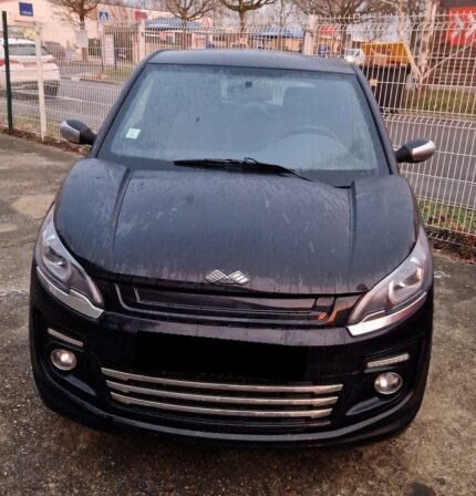 Vue avant droite de la voiture sans permis, peinture blanche et jantes aluminium 15 pouces