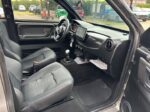 Sièges sport en cuir noir, vue intérieure côté conducteur