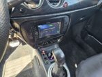 Gros plan sur la jante alliage et pneu