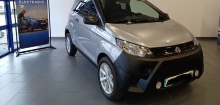 Vue avant droite de la voiture gris argent avec pavillon noir mat