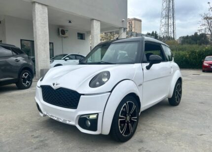 Vue de face de la microcar diesel, coloris gris métallisé, pare-chocs avant et phares