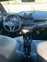 Profil côté conducteur montrant la porte et les surfaces laquées