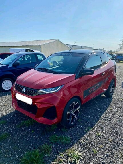 Vue avant droite de la voiture sans permis avec jantes 16 pouces et feux LED