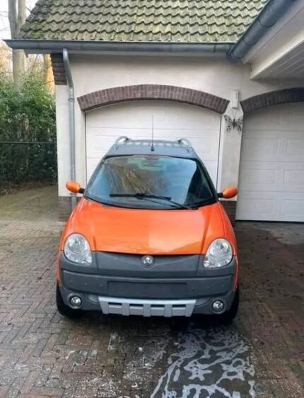 Vue trois-quarts avant du véhicule sans permis, peinture en bon état
