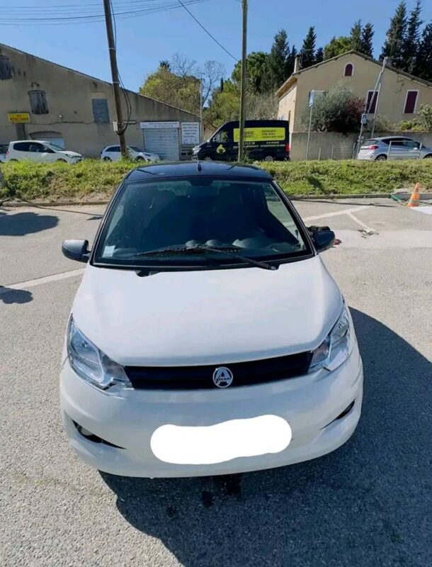 Image rapprochée du badge et de la finition extérieure