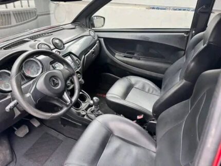 Gros plan sur la calandre et les phares de la voiture