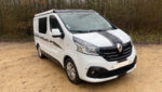 Vue extérieure avant du Renault Trafic aménagé garé