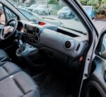 Vue générale du véhicule stationné sur aire de service