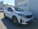 Vue avant du Peugeot 3008 blanc montrant la calandre et le logo