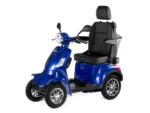 Vue de trois-quarts du scooter mettant en évidence la stabilité à quatre roues