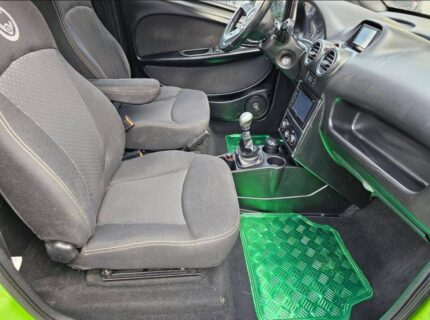 habitacle avec écran tactile et volant, focus sur la console centrale