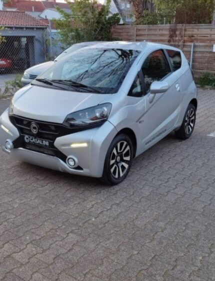 Vue avant droite du microcar diesel, peinture blanche, calandre et phare visibles