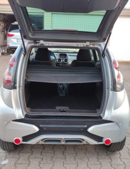 Vue latérale gauche montrant les lignes de carrosserie et la porte ouverte