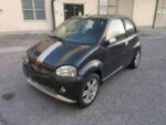 Vue avant droite du véhicule microcar garé en extérieur